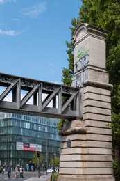 19th-arrondissement;-Boulevard-de-la-Villette;-Cyclist;-Elevated-metro;-France;-Graffiti;-Île-de-France-region;-Kaleidos;-Kaleidos-images;-La-parole-à-limage;-Office-building;-Paris;-Parisian-heritage;-Rail-infrastructure;-Rotonde-de-la-Villette;-Stories-Pictures;-Summer-2026;-Support-pier;-Tarek-Charara;-Urban-landscape;-Viaduct